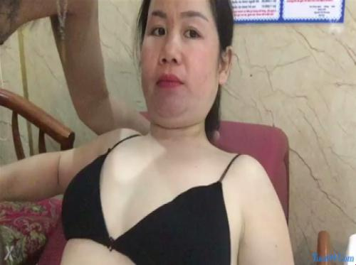 Saya baru berjumpa dengan gadis kapal terbang itu di sebuah bar