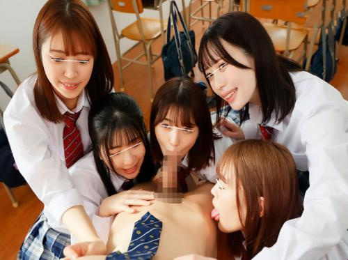 年轻人很高兴在一个充满女孩的班级里学习......